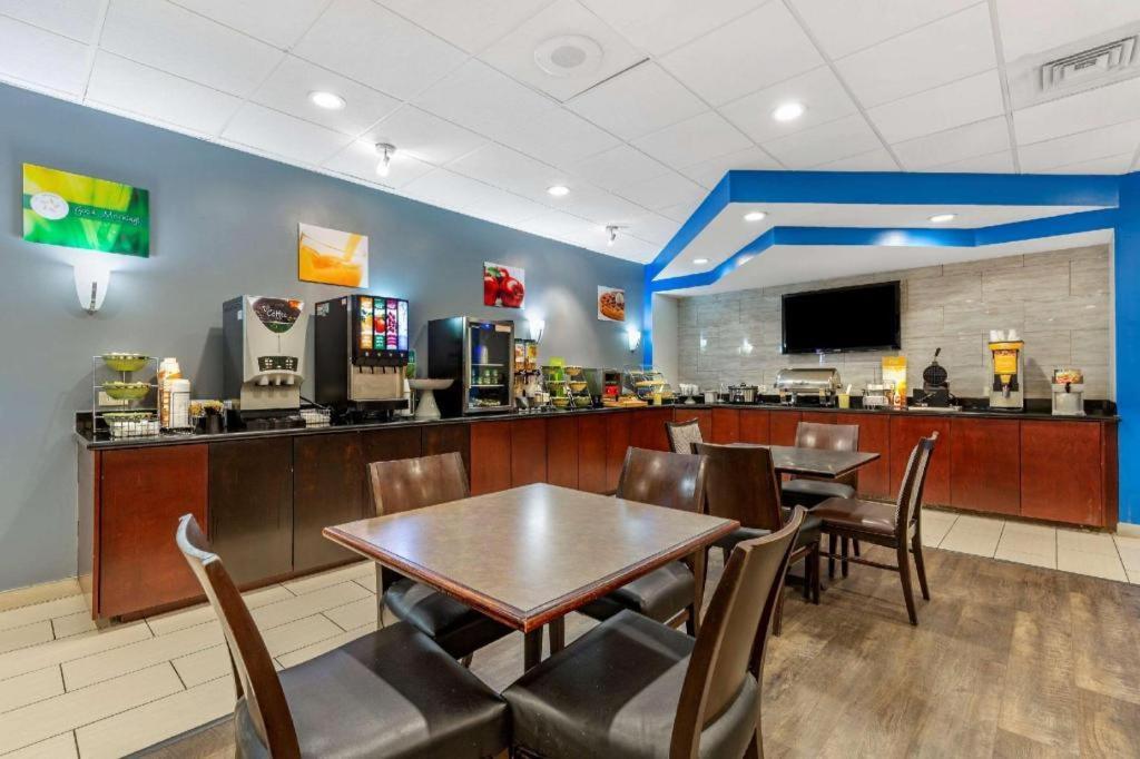 Quality Inn Windsor Mill Dış mekan fotoğraf